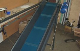 Ленточный наклонный конвейер для пластиковой тары