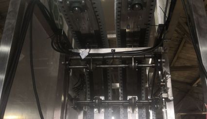 Грипперный конвейер для перемещения бутылок между этажами на завод АО 